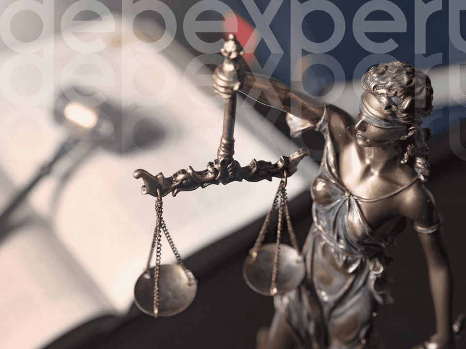 651a823a83d395129db84b4e_Judge-s-statue-and-documents.png