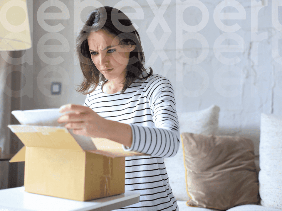 65cf389a8d5103f7a555b226_64f6c68ab66077cf3eca9bc2_The-20girl-20looks-20at-20the-.png